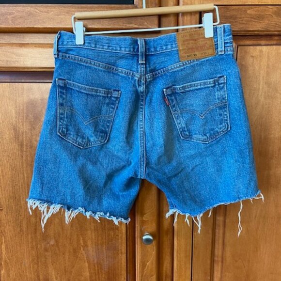 Levi's Premium Woman's Bermuda Denim Shorts Size 30 - Picture 2 of 5